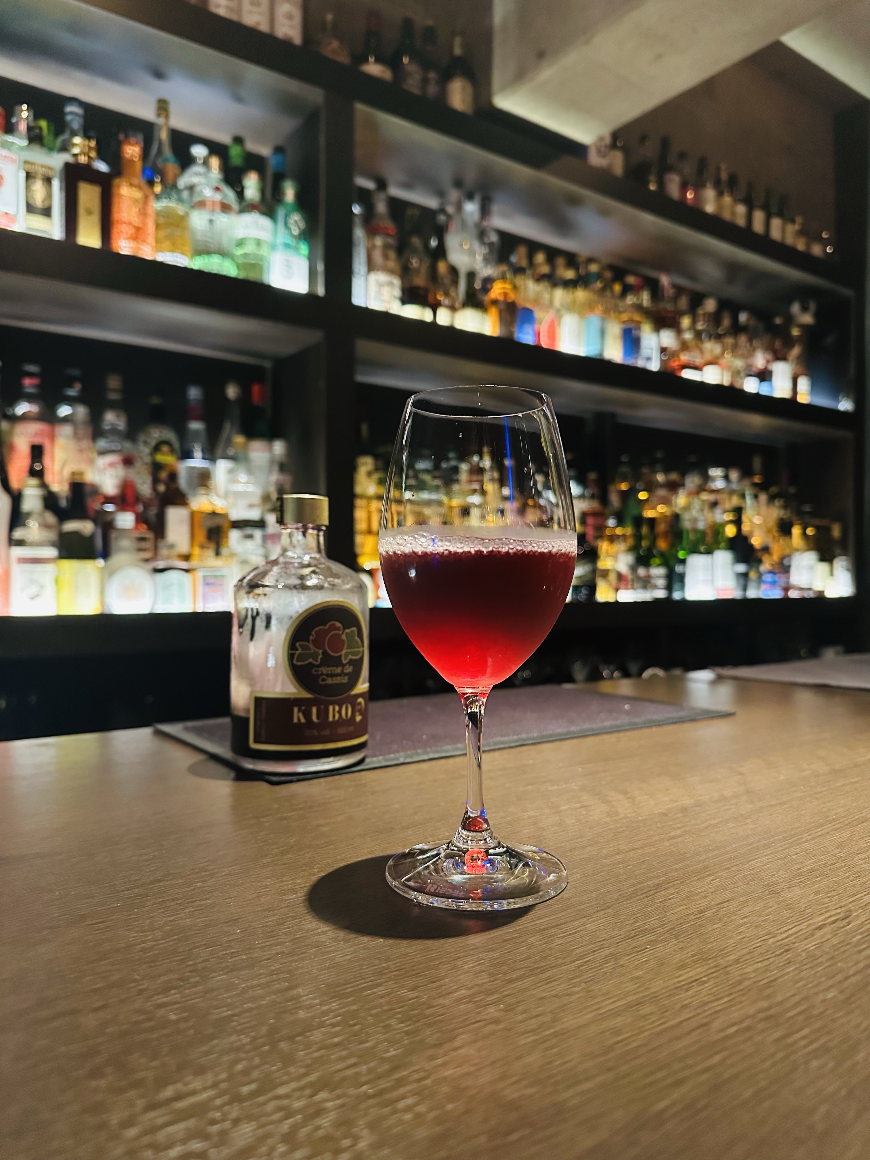 カシスとラベンダーのカクテル